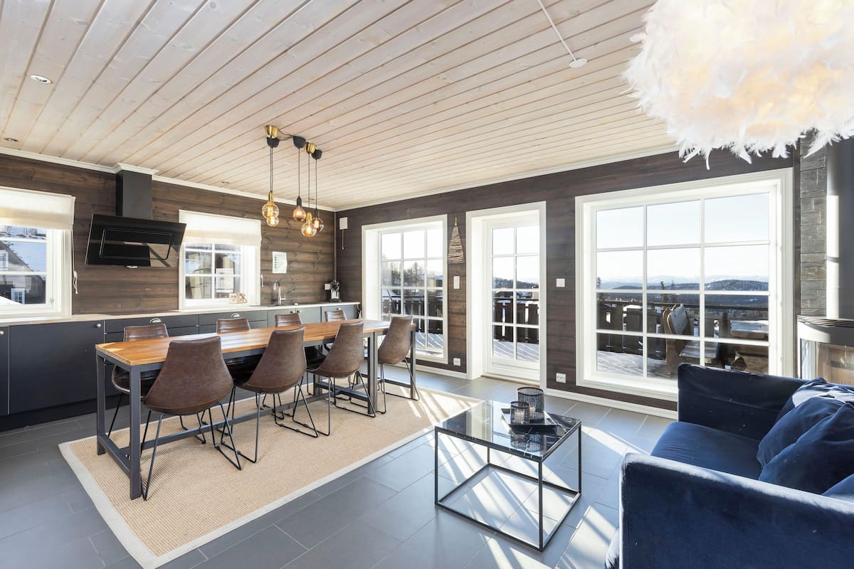 Cabane, 4 chambres, animaux de compagnie interdits, vue montagne | Coin séjour | Télévision à écran plat de 24 pouces avec chaßnes par cùble, télévision