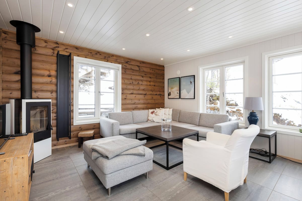 Cabane, vue montagne, cÎté piste de ski | Coin séjour | Télévision à écran plat de 24 pouces avec chaßnes par cùble, télévision