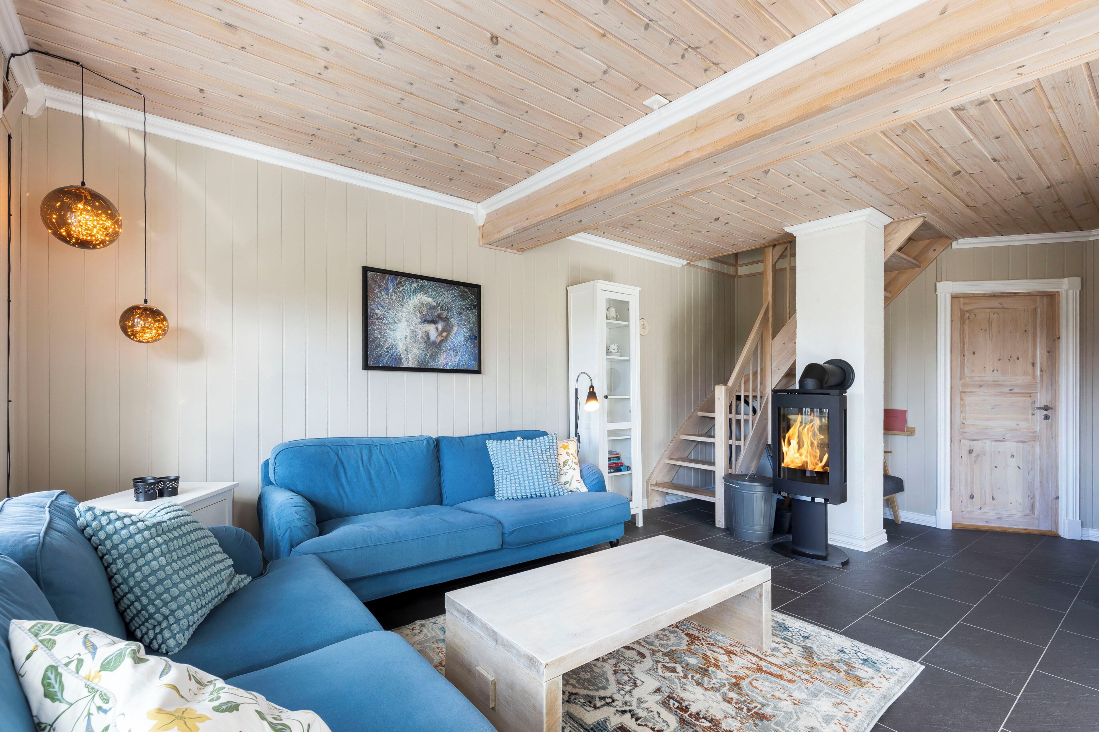 Cabane, 3 chambres, vue montagne, côté piste de ski | Coin séjour | Télévision à écran plat de 24 pouces avec chaînes par câble, télévision