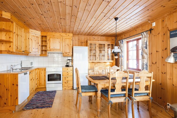Apartment, 2 Bedrooms, Sauna, Slope side, Location Tiur | Eigene Küche | Großer Kühlschrank, Ofen, Herdplatte, Geschirrspüler