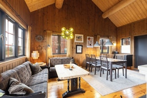 Terakullen 33D - Apartment 8 pers - Location Tiur | Living area | 24-inch flat-screen TV with cable channels, TV - Rauland Feriesenter (Vinje)