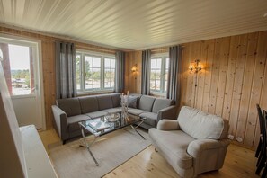 Apartment, 2 bedrooms, Sauna, Slope side, Location Tiur | 거실 공간 | 케이블 채널 시청이 가능한 24인치 평면 TV, TV