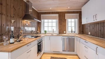 Cabin, 4 Bedrooms, Mountain View, Location Holtardalen | Cocina privada | Frigorífico grande, horno, placa de cocina y lavavajillas