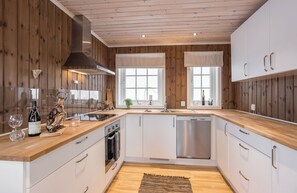 Cabin, 4 Bedrooms, Mountain View, Location Holtardalen | Private kitchen | Full-sized fridge, oven, stovetop, dishwasher - Rauland Feriesenter (Vinje)