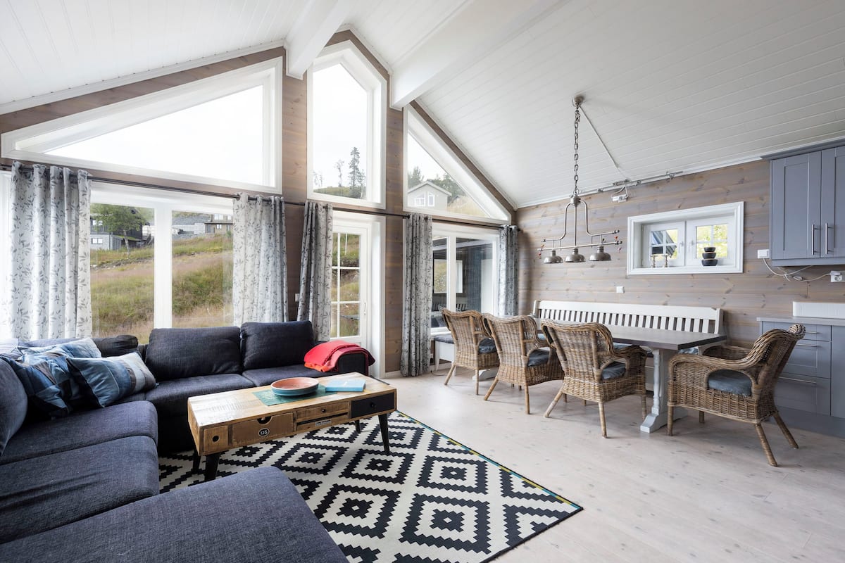 Cabin, 3 soverom, Slope Side, Location Holtardalen | Living area | 24-inch flat-screen TV with cable channels, TV, fireplace
