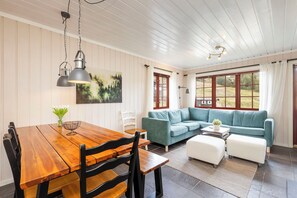 Apartment, 2 Bedrooms, Sauna, Slope side, Location Tiur | 객실 내 식사 공간