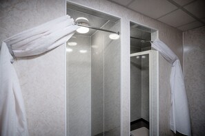 Shower, toilet paper - Inverness Youth Hostel (Inverness)