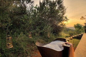 Outdoor spa tub - Entumoto Safari Camp (Maasai Mara)