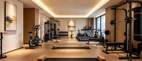 Un gimnasio moderno con equipo de ejercicio, cinta de correr y bicicleta estática.