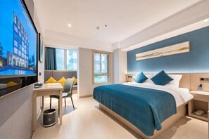 Een minibar, een bureau, verduisterende gordijnen, extra bedden