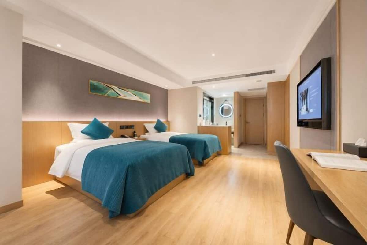 Minibar, escriptori, cortines opaques i llits addicionals 