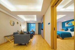 Minibar, desk, blackout drapes, rollaway beds - Katie Eastman Hotel (Xi'an)