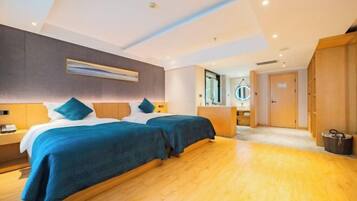 Minibar, meja kerja, tirai kedap cahaya, dan tempat tidur lipat/tambahan