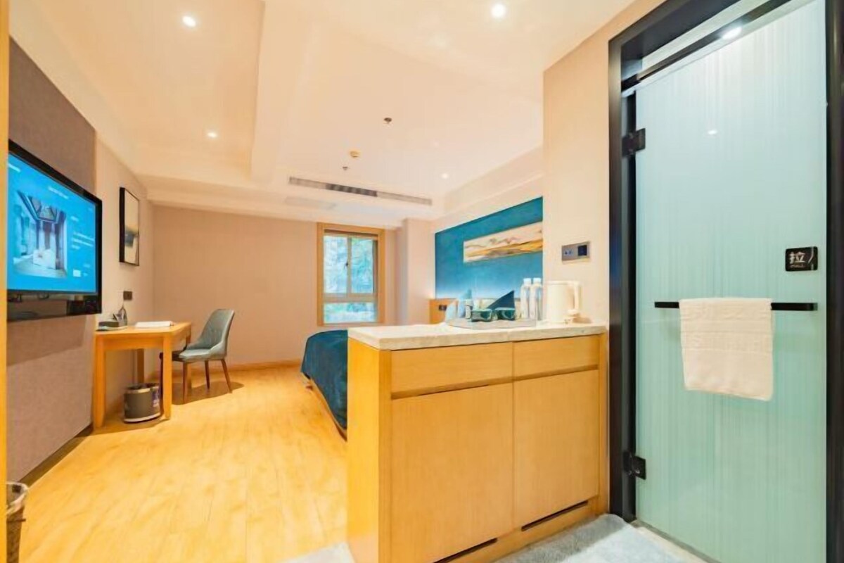 Minibar, escritorio, cortinas blackout y camas extra 