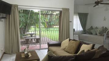 Apartemen, 2 kamar tidur (Low Tide) | Ruang keluarga | TV layar datar