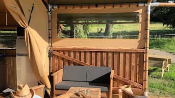 Tent, en-suite badkamer | Uitzicht vanuit accommodatie