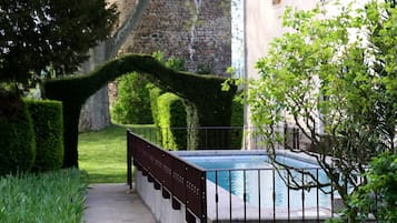 Alberca al aire libre y camastros