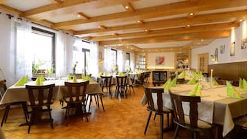 Se sirven comidas, cenas y cocina regional