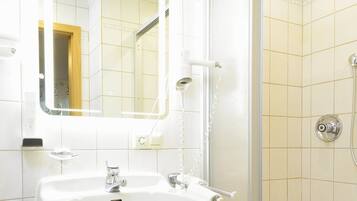 Dusche, kostenlose Toilettenartikel, Haartrockner, HandtĂŒcher