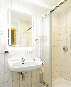 Shower, free toiletries, hair dryer, towels - Landgasthof Linkenmühle (Wallduern)
