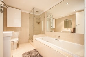 Apartment, 3 Bedrooms | Bathroom - 3 Canterbury Square (Cape Town)