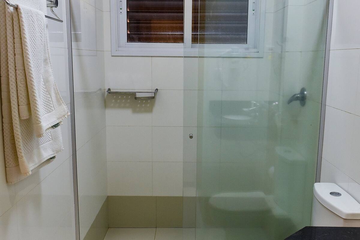 deluxe room | bathroom | shower, free toiletries, hair dryer, towels