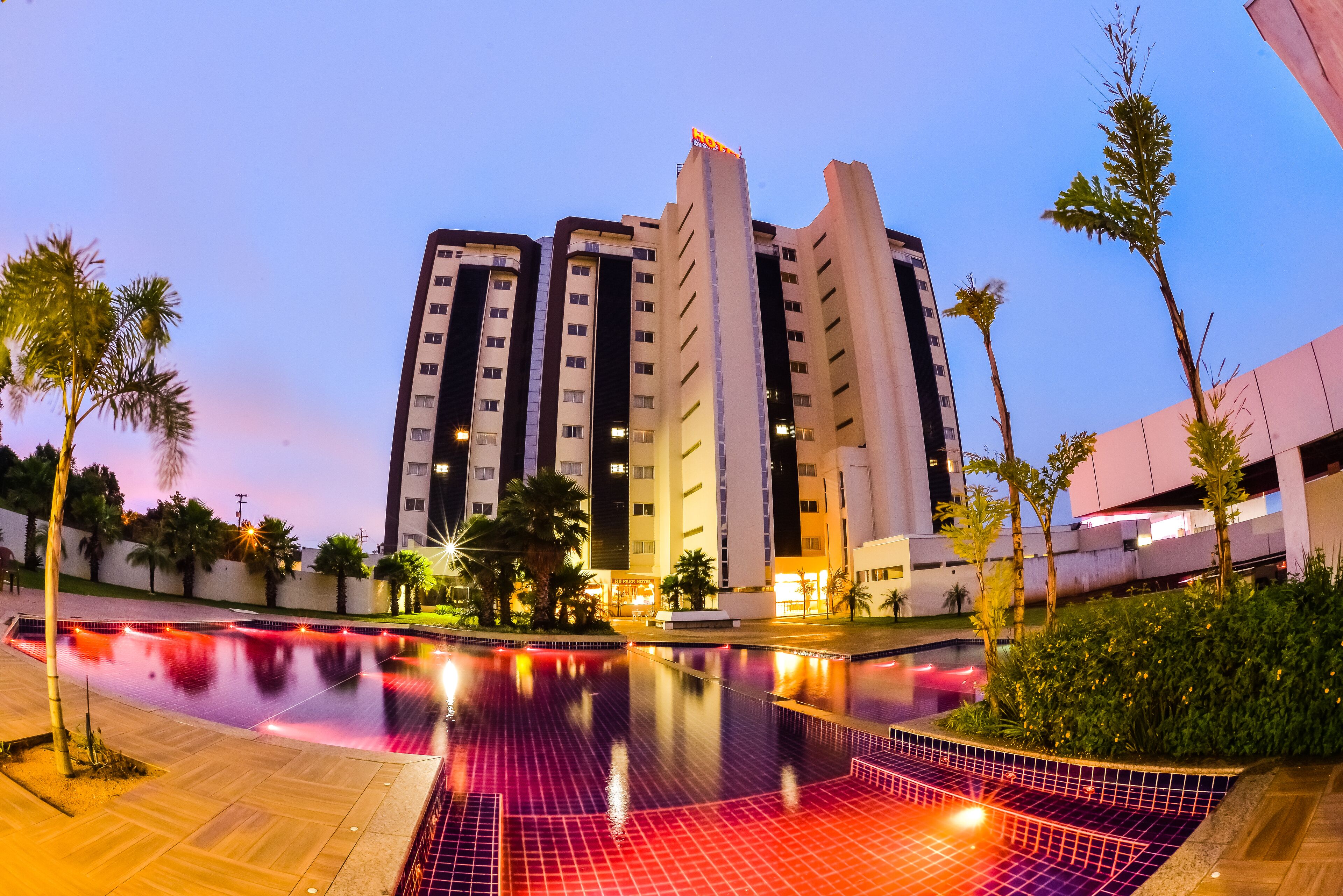 Kolam renang indoor dan kolam renang outdoor, dengan kursi berjemur