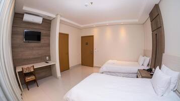 มินิบาร์, โต๊ะทำงาน, ผ้าม่านกันแสง, Wi-Fi ฟรี