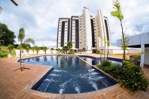 Una piscina techada, una piscina al aire libre