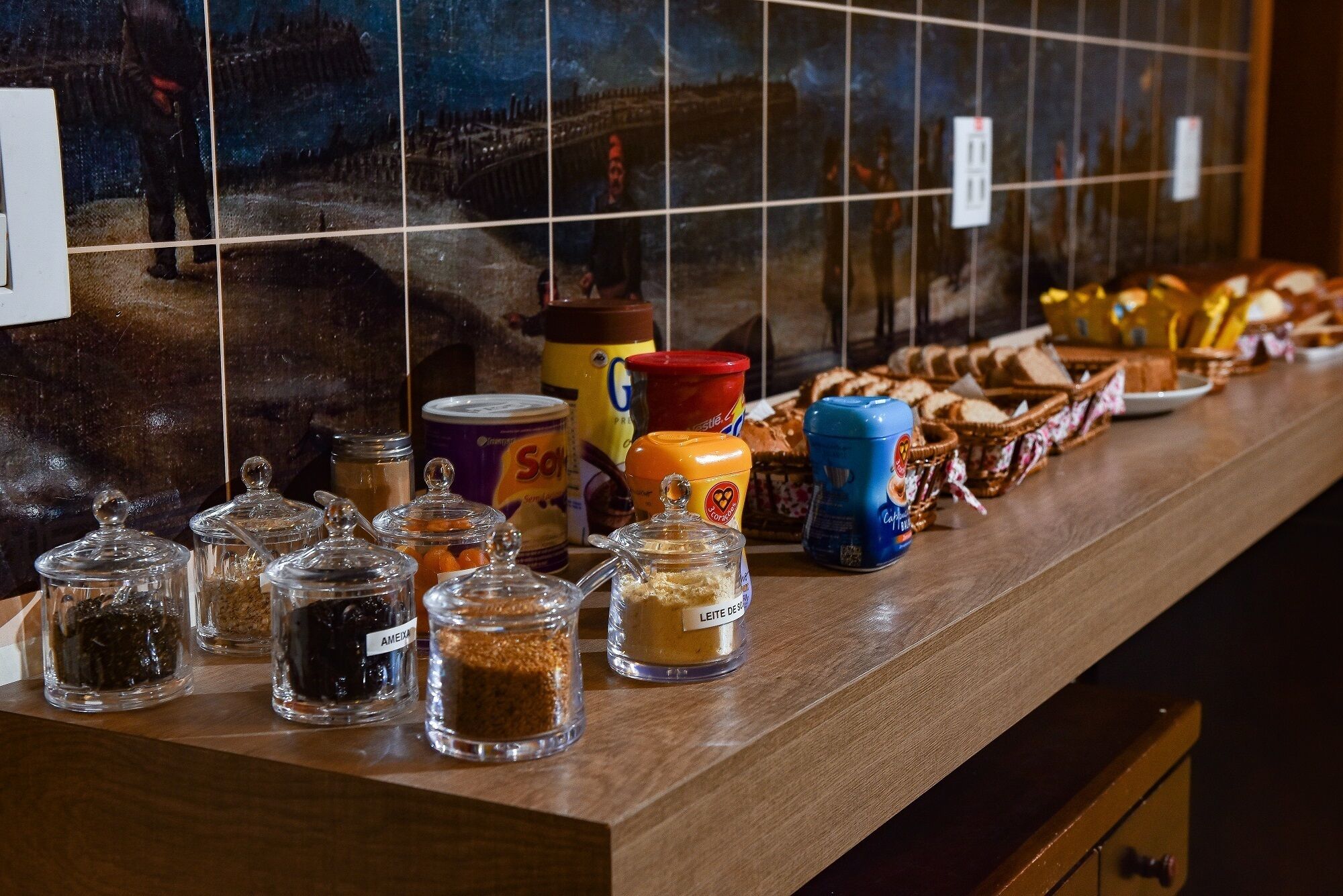 Un banco buffet con diversi cibi e condimenti.