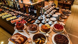 Een buffet met diverse desserts en drankjes.