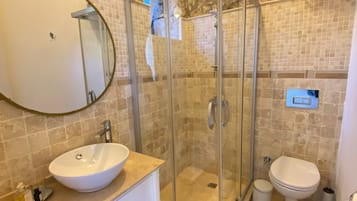 Deluxe Tek Büyük Yataklı Oda, Bahçe Manzaralı | Banyo | Duş, ücretsiz banyo/kozmetik ürünleri, saç kurutma makinesi, terlik