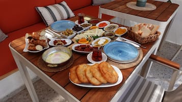 Her gün alakart kahvaltı (kişi başı 500 TRY)