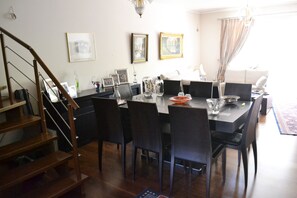 Dining - Veggie Garden Athens B&B (Elliniko-Argyroupoli)