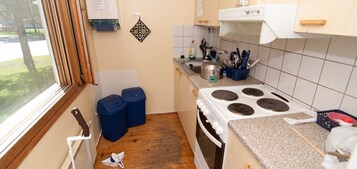 Standard-studio, jaettu kylpyhuone (Private Toilet) | Jaettu keittiö | Jääkaappi, mikroaaltouuni, kahvin-/teenkeitin