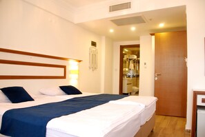 Tripla Standard, 1 camera da letto, non fumatori, vista mare | Minibar, tende oscuranti, Wi-Fi gratuito, lenzuola