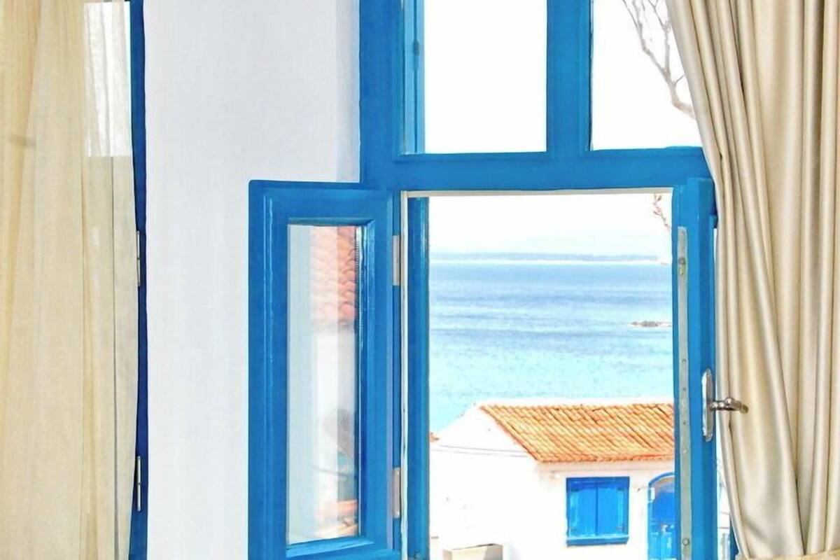 Minibar, blackout drapes, free WiFi, bed sheets
