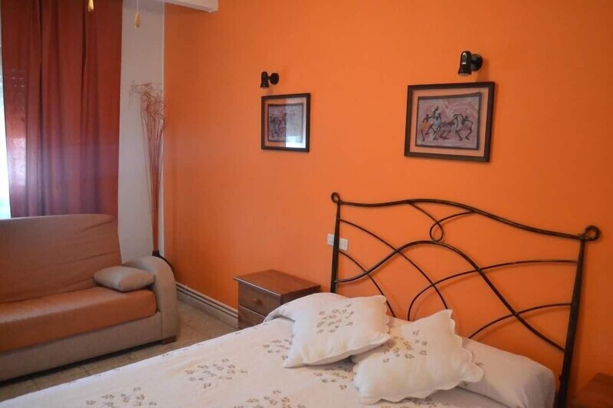 Double Room Single Use | Cribs/infant beds, free WiFi