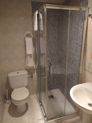 Free toiletries, towels - Hostal Avenida (Arenas de San Pedro)