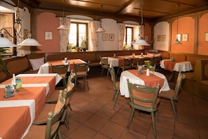 Lunch, dinner served; Regional cuisine, al fresco dining