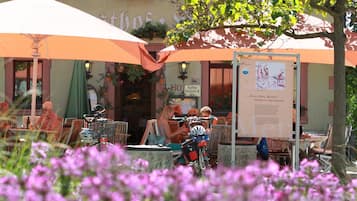 Lunch, dinner served; Regional cuisine, al fresco dining