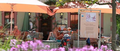 Déjeuner et dîner servis sur place, restauration en plein air 