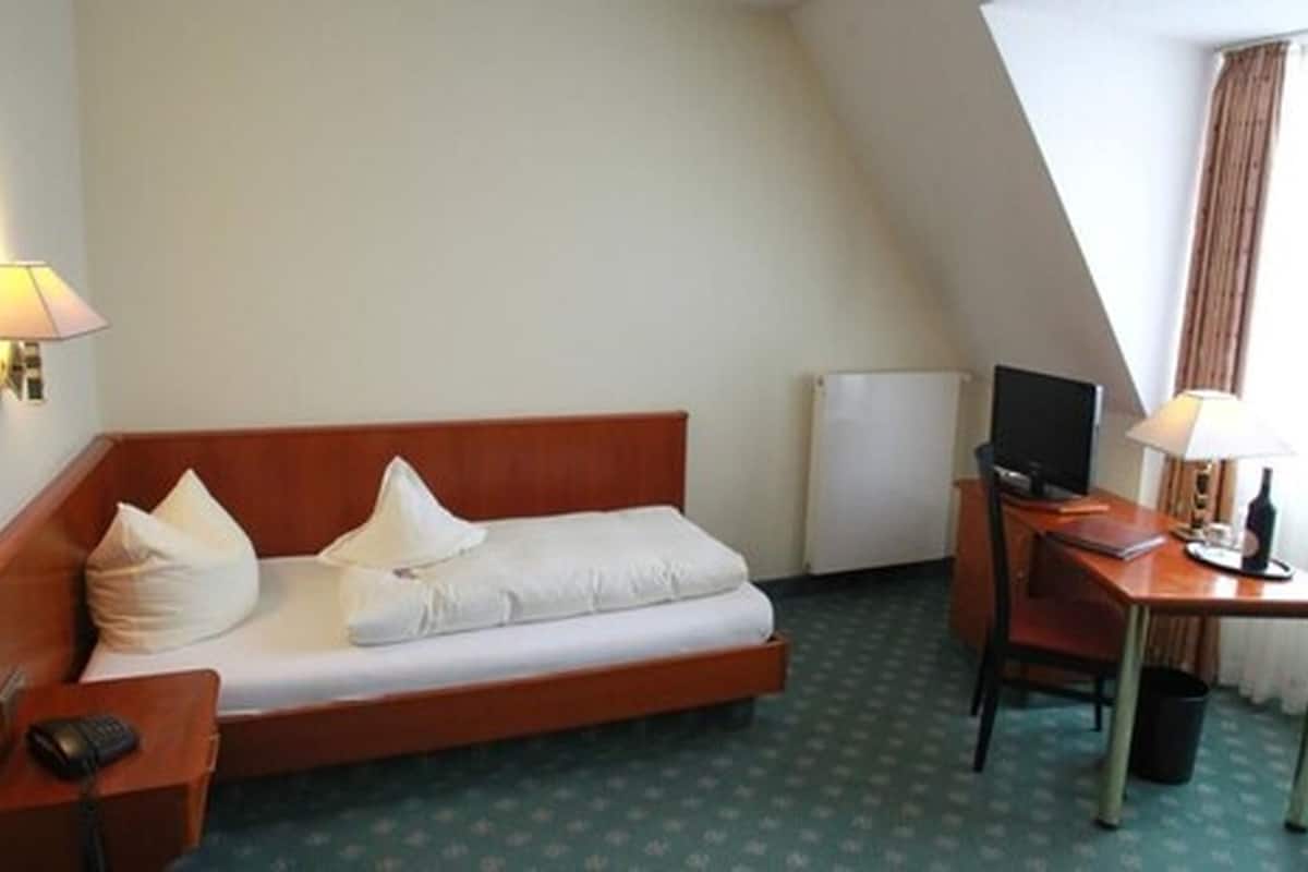 1 camera, minibar, una cassaforte in camera, una scrivania