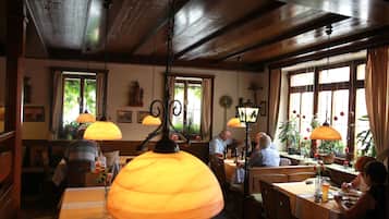 Lunch, dinner served; Regional cuisine, alfresco dining