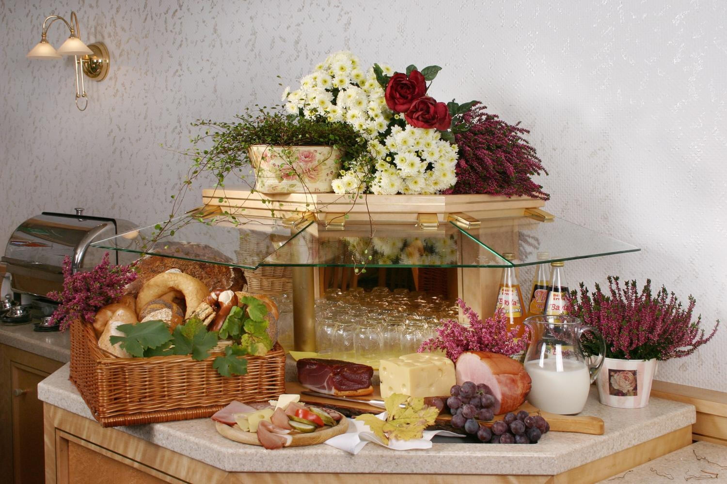 Lunch, dinner served; Regional cuisine, al fresco dining 