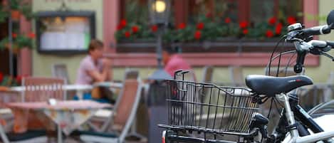 Lunch, dinner served; Regional cuisine, alfresco dining