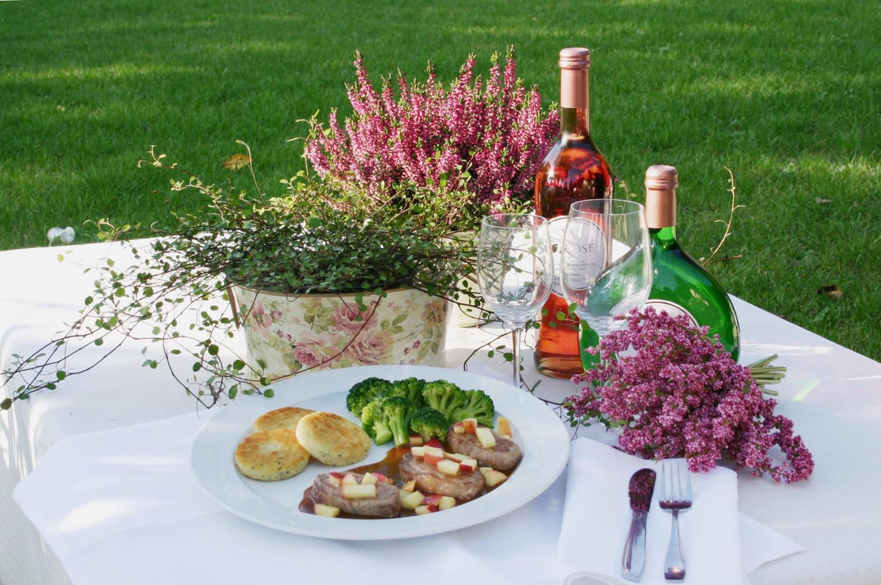 lunch, dinner served; regional cuisine, al fresco dining