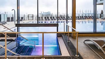 Piscine couverte, piscine extérieure, chaises longues