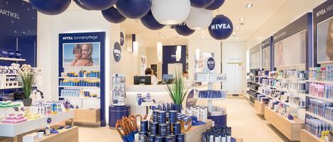 Ein Nivea-Laden mit Regalen voller Produkte, einer Präsentation von Behältern und einer Verkaufstheke.
