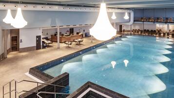 Inomhuspool, utomhuspool och solstolar